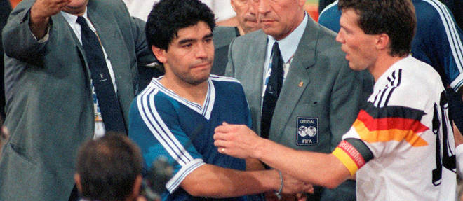 Lothar Matth&#228;us tente de r&#233;conforter Diego Maradona apr&#232;s la finale.