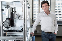  Pierre Layrolle, directeur de recherche au laboratoire Phy-Os (Inserm), améliore la régéné­ration osseuse à l’aide d’imprimantes 3D.  ©Jean Claude MOSCHETTI/REA