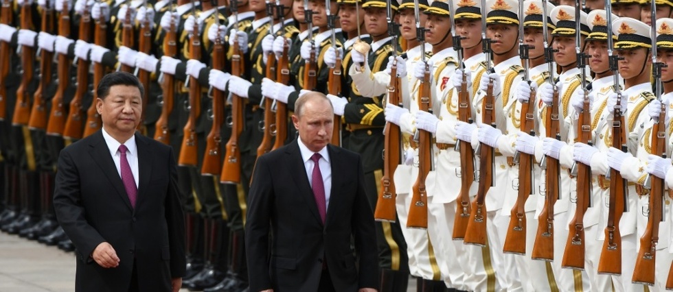 Poutine recoit a Pekin la premiere "Medaille de l'amitie" des mains de Xi Jinping