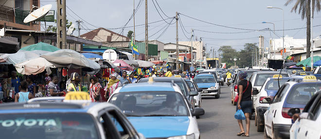 Vue d'une rue commer&#231;ante de Libreville : &#224; l'instar de nombreuses villes africaines, l'informel y repr&#233;sente une grande part de l'activit&#233; &#233;conomique.