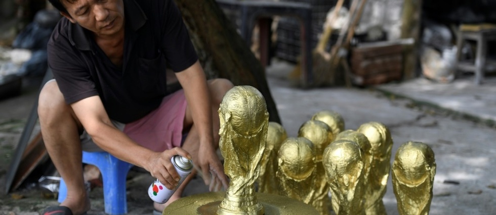 Au Vietnam Des Repliques Du Trophee De La Coupe Du Monde Deja En