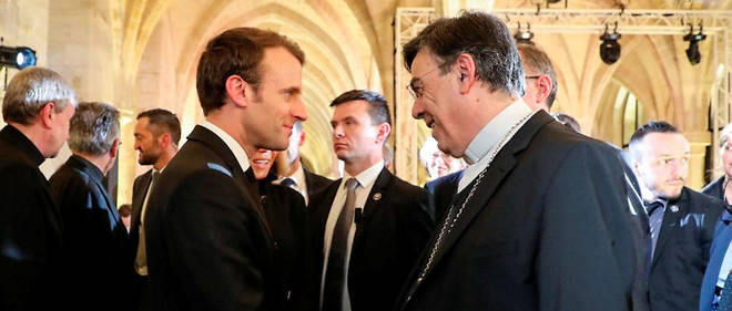 Emmanuel Macron avec l'archeveque Michel Aupetit lors de la conference des archeveques de France en avril, au college des Bernardins.