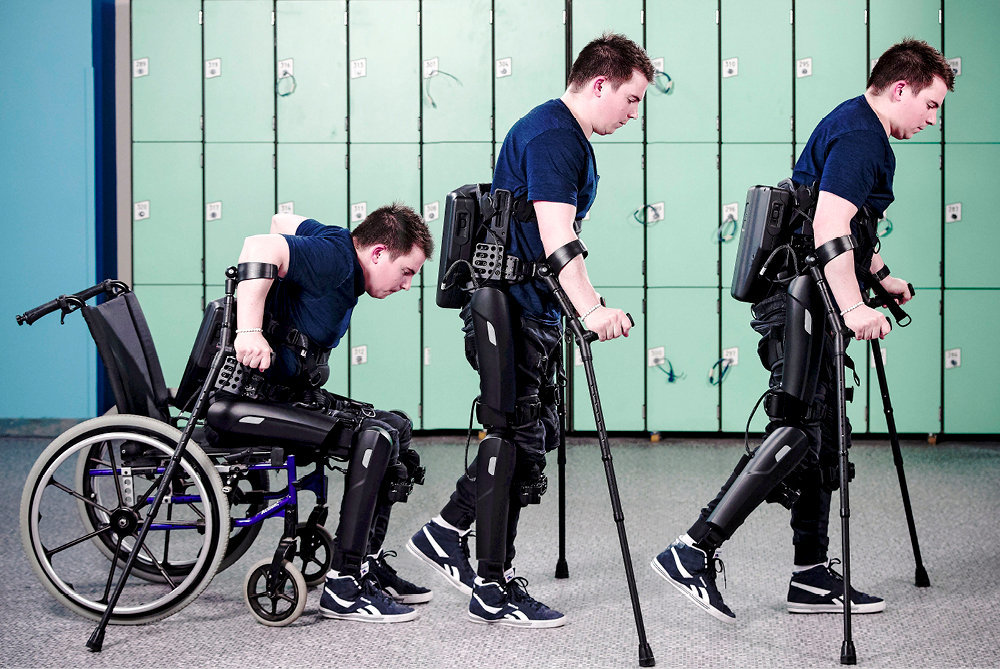 
        Leve-toi et marche&nbsp;! Grace a la structure metallique high-tech robotisee ReWalk, Anthony Esteve, un jeune paraplegique, a recouvre sa mobilite.