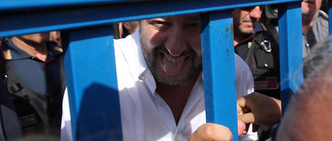 Le ministre de l'Int&#233;rieur italien, Matteo Salvini, au centre d'identification de Pozzallo, en Sicile, le 3 juin 2018. Le message de fermet&#233; du patron de la Ligue s'adresse aussi &#224; ses &#233;lecteurs avant le second tour des municipales.
