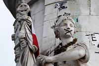  Marianne baillonnée sur la statue de la place de la République à Paris.  (C) 