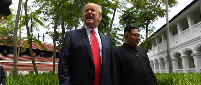 Donald Trump et Kim Jong-un au Capella Hotel sur l'ile de Sentosa a Singapour. Les deux hommes ont echange une poignee de main historique a 9 heures heure locale (3 heure du matin en France).