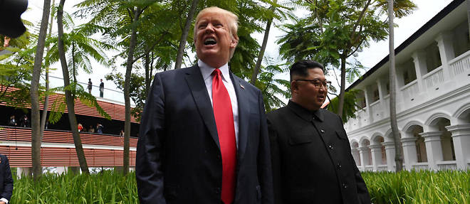 Donald Trump et Kim Jong-un au Capella Hotel sur l'ile de Sentosa a Singapour. Les deux hommes ont echange une poignee de main historique a 9 heures heure locale (3 heure du matin en France).
