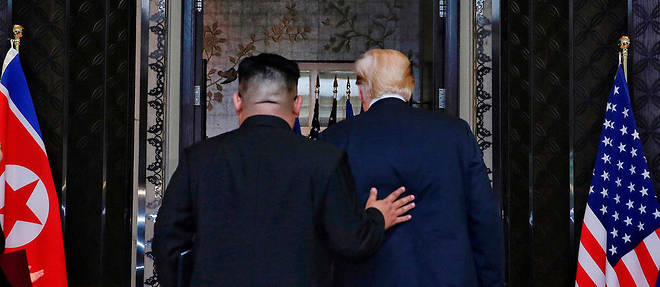 Kim Jong-un raccompagne Donald Trump apr&#232;s la signature du trait&#233;.