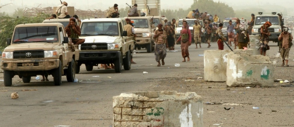Yemen: assaut des forces anti-rebelles sur un port cle, craintes pour les civils