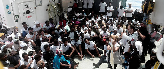Des migrants sauv&#233;s au large des c&#244;tes libyennes &#224; bord du bateau humanitaire l'&#171;&#160;Aquarius&#160;&#187;.