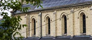 
Modèle.  L’église de Malaunay, dont la toiture a été recouverte de panneaux photovoltaïques.    ©Romain GAILLARD/REA
