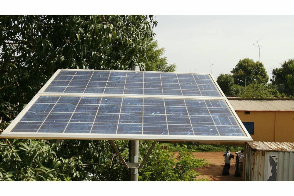 Yeelen-Kura ou la nouvelle lumière en Bambara est un site où se produit l'électricité par hybridation, l'objectif est d'offrir de l’électricité à la population rurale.  ©  AFP/Issouf Sanogo
