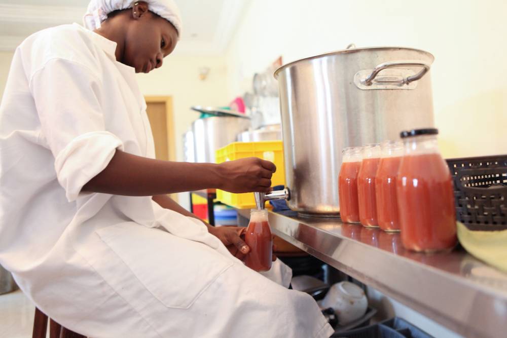 Aïssata Diakité, 28 ans, est ingénieure en agro-business. Elle a lancé "Zabbaan", une gamme de jus de fruits 100% naturelle, en se réappropriant les méthodes traditionnelles de son enfance à Mopti, dans le centre du Mali, sur les bords du fleuve Niger. ©  AFP