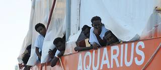  Des migrants en provenance d'Afrique, à bord du navire l