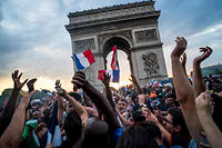  Les Français se sont rassemblés en masse devant l'Arc de Triomphe.  ©AFP