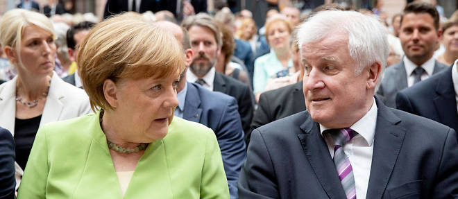 La chanceli&#232;re allemande Angela Merkel est mise sous pression par&#160;la petite CSU bavaroise, le parti de son ministre de l'Int&#233;rieur, Horst Seehofer.