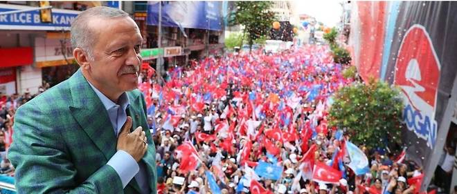 Le pr&#233;sident turc Recep Tayyip Erdogan, briguant un nouveau mandat aux pouvoirs renforc&#233;s, et son challenger Muharrem Ince, qui incarne les espoirs de l'opposition, ont battu le rappel de leurs soutiens samedi lors d'ultimes meetings &#224; Istanbul.