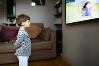  Un enfant regardant la télévision (illustration). 