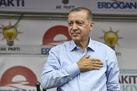  Recep Tayyip Erdogan n'était pas assuré de récolter dimanche les plus de 50 % des voix nécessaires pour éviter un second tour qui se serait déroulé le 8 juillet.  ©ARIS MESSINIS