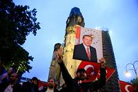  Des supporteurs du président turc Recep Tayyip Erdogan brandissent son portrait le 24 juin 2018 dans les rues de Berlin.  ©ABDULHAMID HOSBAS