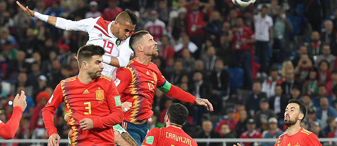 Youssef En-Nesyri prend le dessus sur Sergio Ramos et marque le second but marocain.