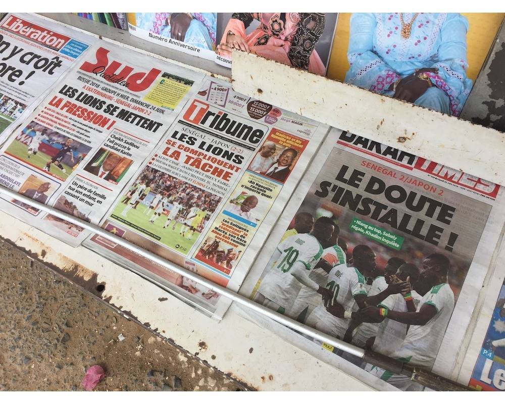 Les manchettes des journaux sénégalais ont reflété toute la déception des amateurs de football.  ©  Manon Laplace