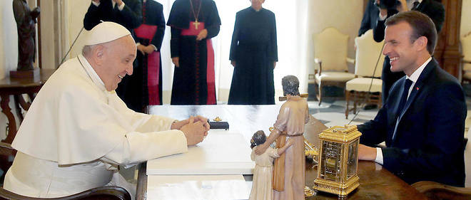 Le pr&#233;sident fran&#231;ais Emmanuel Macron a rencontr&#233; le pape Fran&#231;ois au Vatican lors d'une visite priv&#233;e.