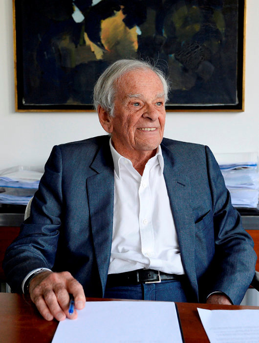 
        Petillant. Claude Perdriel, 91&nbsp;ans, dans les bureaux de son groupe, qui comprend SFA (Sanibroyeur), Aquaproduction (douches) et des titres de presse (<<&nbsp;Challenges&nbsp;>>, <<&nbsp;Sciences et avenir&nbsp;>>), a Paris, le 7&nbsp;juin.