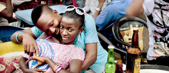 Des jeunes de la classe moyenne sur la terrasse d'un bar de Kinshasa.