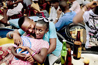  Des jeunes de la classe moyenne sur la terrasse d'un bar de Kinshasa. 