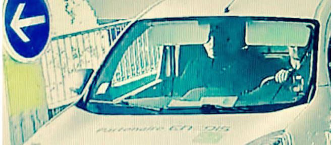 Images de cam&#233;ras de surveillance montrant le Renault sign&#233; Enedis utilis&#233; par le braqueur et ses complices.
