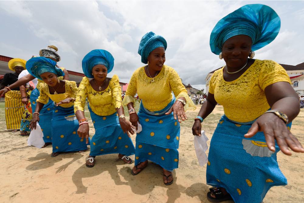 Aso ebi est une robe uniforme traditionnellement portée au Nigeria et dans certaines cultures d'Afrique de l'Ouest comme indicateur de coopération et de solidarité lors des cérémonies. ©  PIUS UTOMI EKPEI / AFP