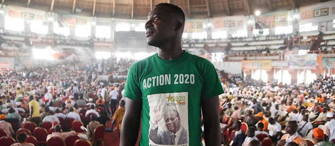 Un jeune homme porte un tee-shirt &#224; l'effigie du pr&#233;sident ivoirien Alassane Ouattara, durant un congr&#232;s du parti du RDR, le 5 mai &#224; Abidjan.