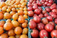 Manger une variete ancienne de tomate produite localement devient plus distinctif que de posseder un 4x4 ou un SUV et porter un vernis a ongles rose ballerine est considere comme plus chic que d'arborer un sac Prada.
