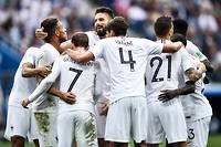  La joie de l'équipe de France qualifiée pour la 6e fois de son histoire en demi-finale de Coupe du monde après sa victoire contre l'Uruguay (2-0). Les Bleus affronteront la Belgique mardi prochain.   ©Zhong zhenbin