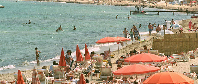 Longue de 4 500 m, la plage de Pampelonne accueille chaque &#233;t&#233; plus de 30 000 touristes par jour.&#160;
&#160;