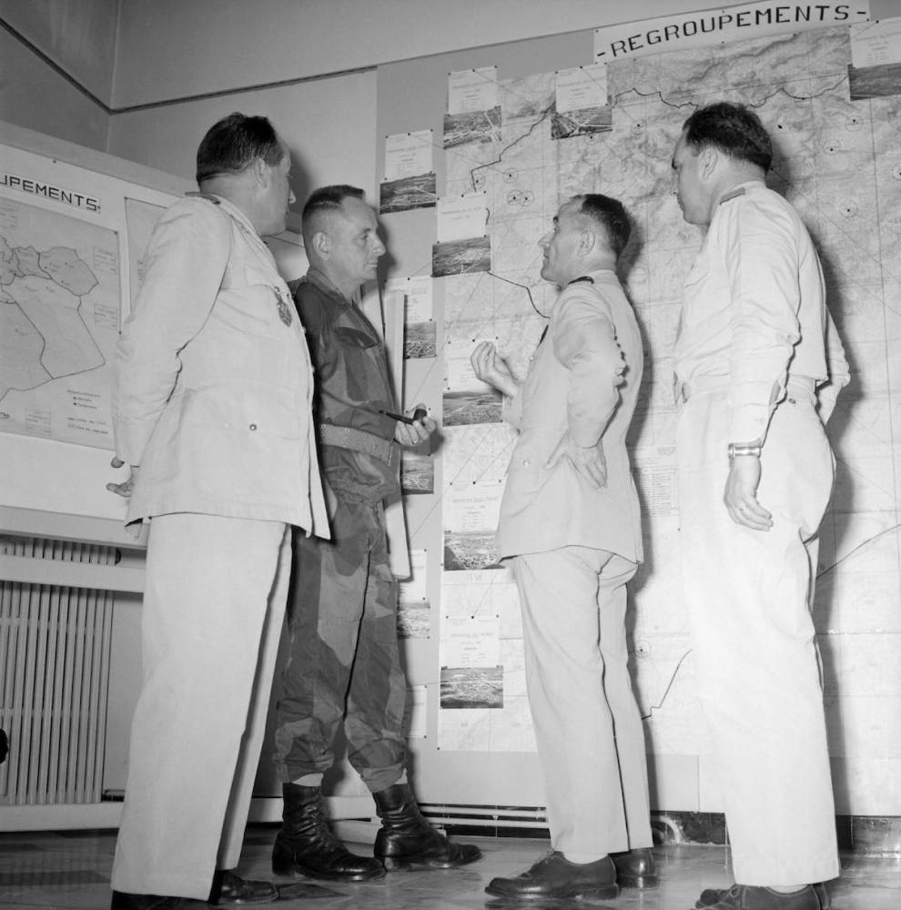 Des officiers militaires discutent de la stratégie de regroupement dans le secteur opérationnel militaire de Saïda, Région d’Oran, Algérie, février - avril 1959. ©  Marc Flament / Archives Privées / ECPAD