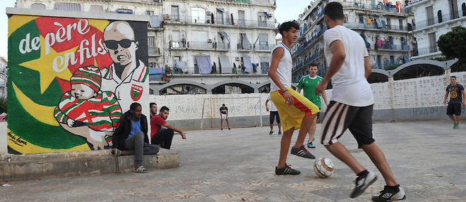 Dans le quartier de Bab el-Oued, l'une des portes d'entr&#233;e d'Alger, et ce, depuis l'&#233;poque ottomane, les jeunes et le football font partie de l'environnement quotidien.&#160;