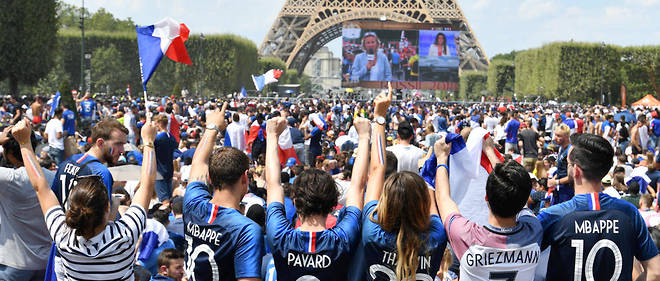 La fan-zone installee pour la finale de la Coupe du monde sur le Champ-de-Mars, pres de la tour Eiffel a Paris, etait pleine pres de trois heures avant le debut de France-Croatie.