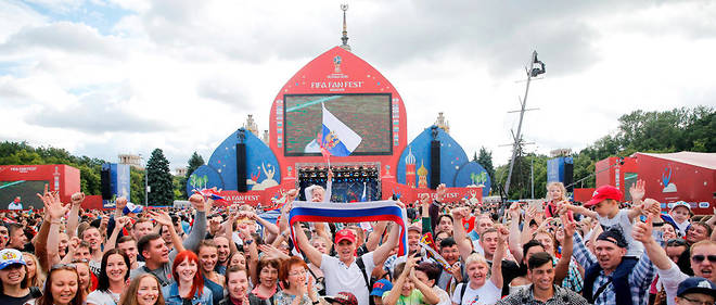 Des supporteurs russes &#224; la fan-zone de Moscou le 8 juillet.