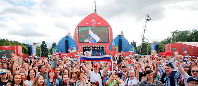 Des supporteurs russes &#224; la fan-zone de Moscou le 8 juillet.