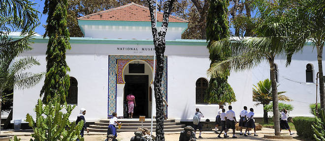 Dar Es Salaam : facade du Musee national. 