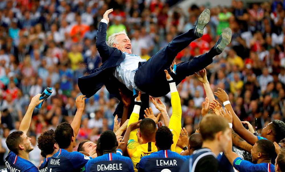 
        Consecration. Le selectionneur Didier Deschamps porte en triomphe par ses joueurs, a l&rsquo;issue de la finale de la Coupe du monde.