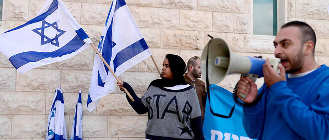 Une citoyenne arabe d'Isra&#235;l brandit un drapeau isra&#233;lien lors d'une manifestation (photo d'illustration).&#160;
