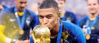  Dimanche 15 juillet 2018. A l’âge de 19 ans, Kylian MBappé devient champion du monde et reçoit le trophée de meilleur jeune joueur du tournoi.  ©Matthias Schrader/AP/SIPA
