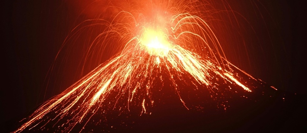 volcan en éruption photos