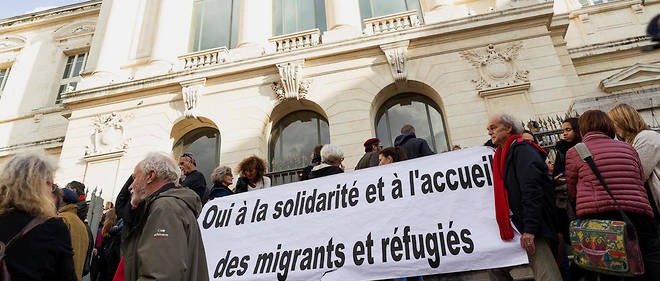 Manifestation devant le palais de justice de Nice en soutien a Cedric Herrou, agriculteur dans la vallee de la Roya, accuse d'avoir soutenu illegalement et facilite le sejour irregulier de migrants, poursuivi pour avoir porte secours a des migrants.
