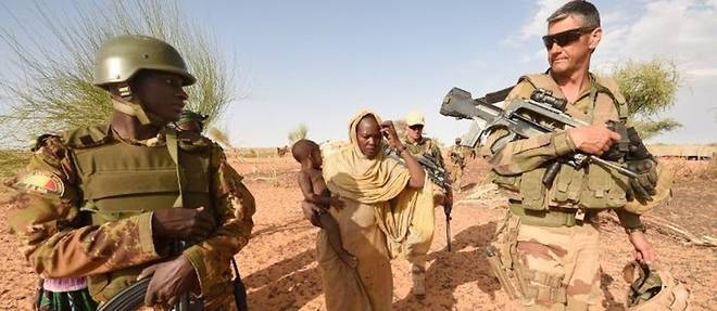 L'augmentation des attaques des groupes djihadistes dans le centre du Mali, dans le nord du Burkina et l&#8217;ouest du Niger, ont consid&#233;rablement accru la pression politique sur les autorit&#233;s de ces pays.