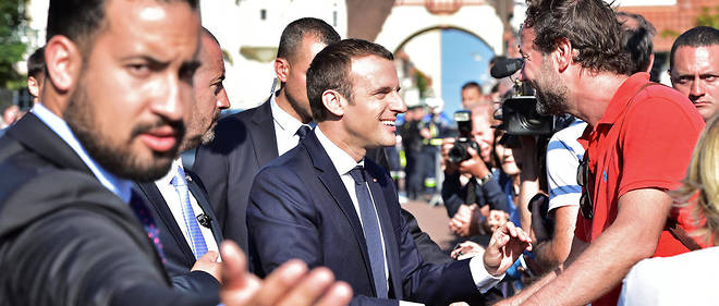 Emmanuel Macron protege par Alexandre Benalla, lors d'un deplacement, le 18 juin 2017.