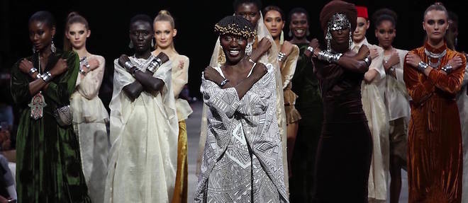 Le salut du Wakanda, tire du film Black Panther, realise par Adama Paris a la Cape Town Fashion Week 2018.
